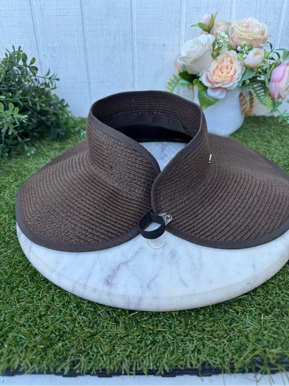 Vince Camuto Brown Straw Sun Visor Roll-Up Straw Visor NWOT Summer hat chocolate